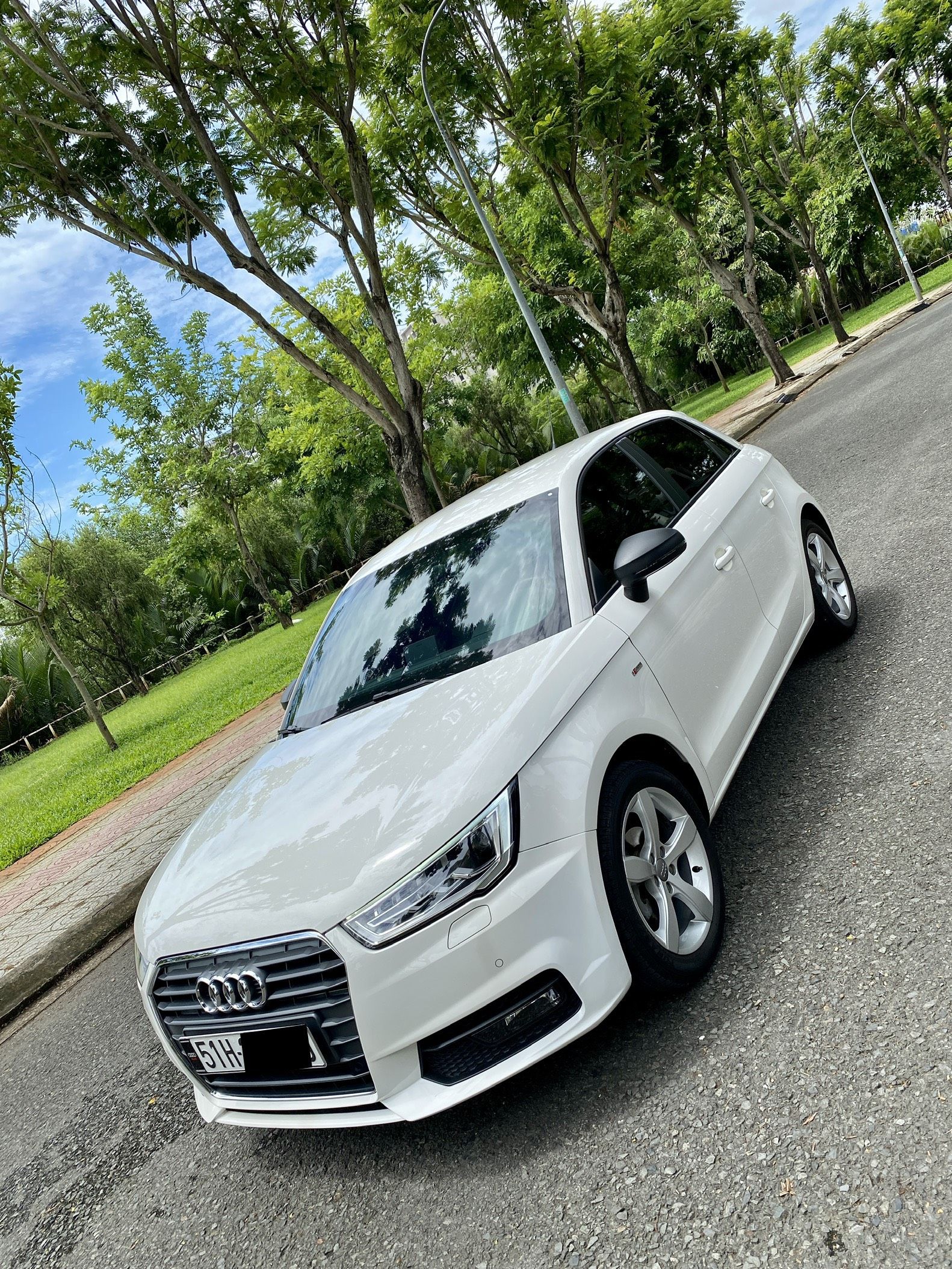 Audi A1 2015 - Bán xe Audi A1 bản S-line năm 2015, siêu lướt 21.000km nội thất đen zin nguyên bản, option miên man