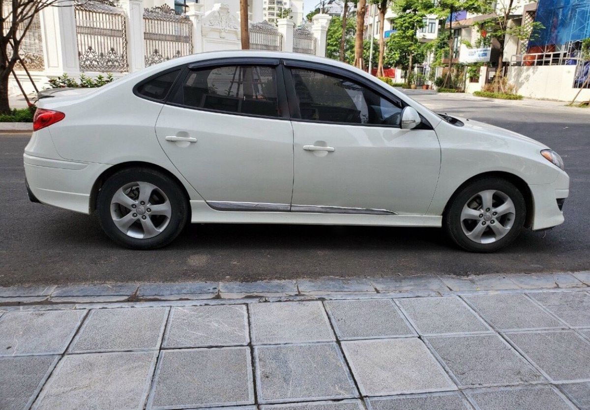 Hyundai Avante 2012 - Bán xe Hyundai Avante 1.6 AT sản xuất 2012, màu trắng xe gia đình