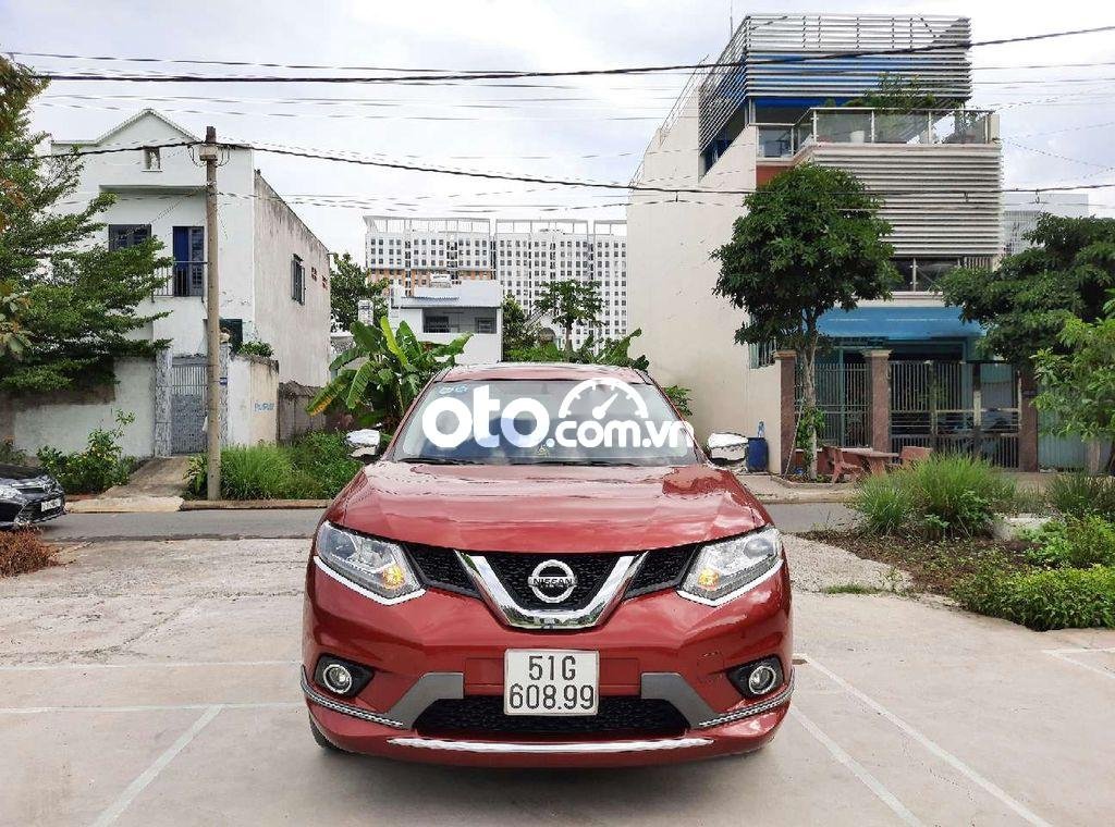 Nissan X trail 2018 - Cần bán gấp Nissan X trail 2.0 Premium sản xuất năm 2018, màu đỏ xe gia đình