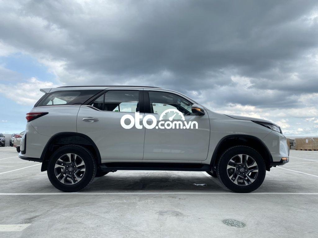 Toyota Fortuner 2022 - Bán ô tô Toyota Fortuner 2.4AT 4x2 Legender sản xuất 2022, màu trắng, nhiều ưu đã hấp dẫn