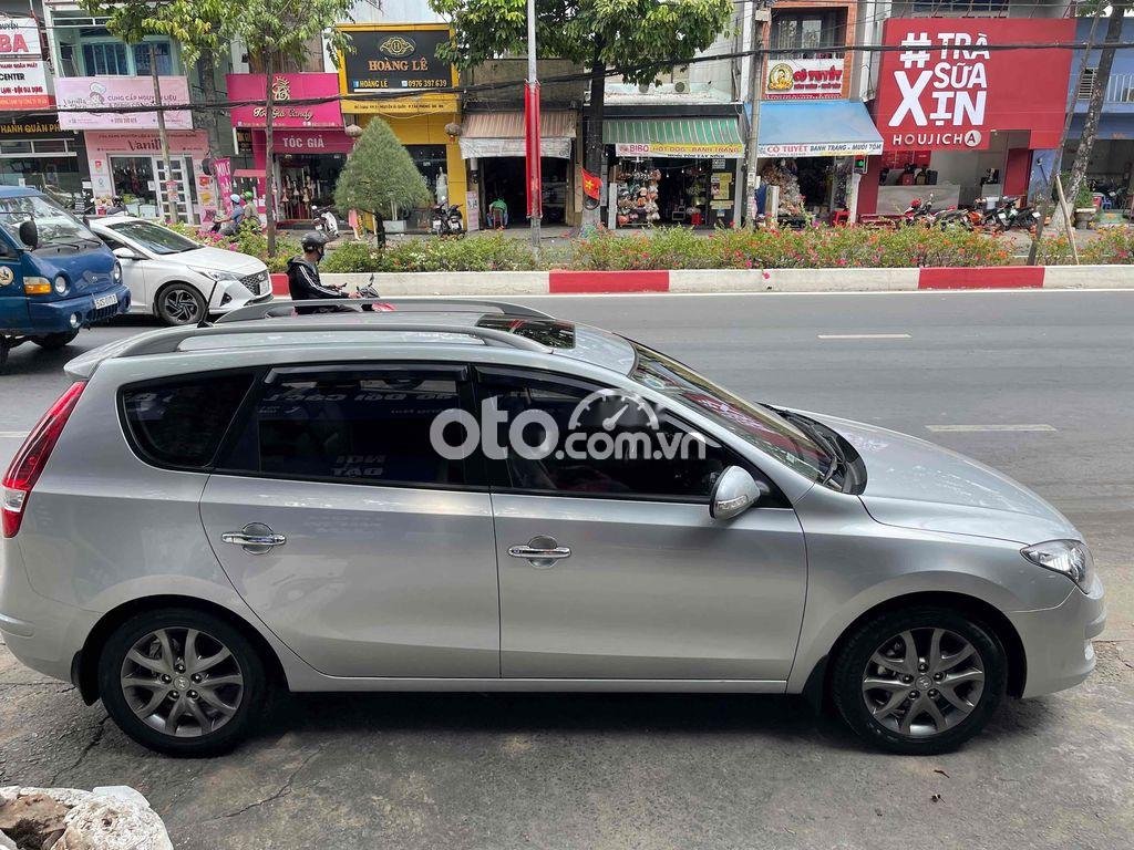 Hyundai i30 2011 - Cần bán xe Hyundai i30 CW 1.6AT sản xuất năm 2011, màu bạc, nhập khẩu 