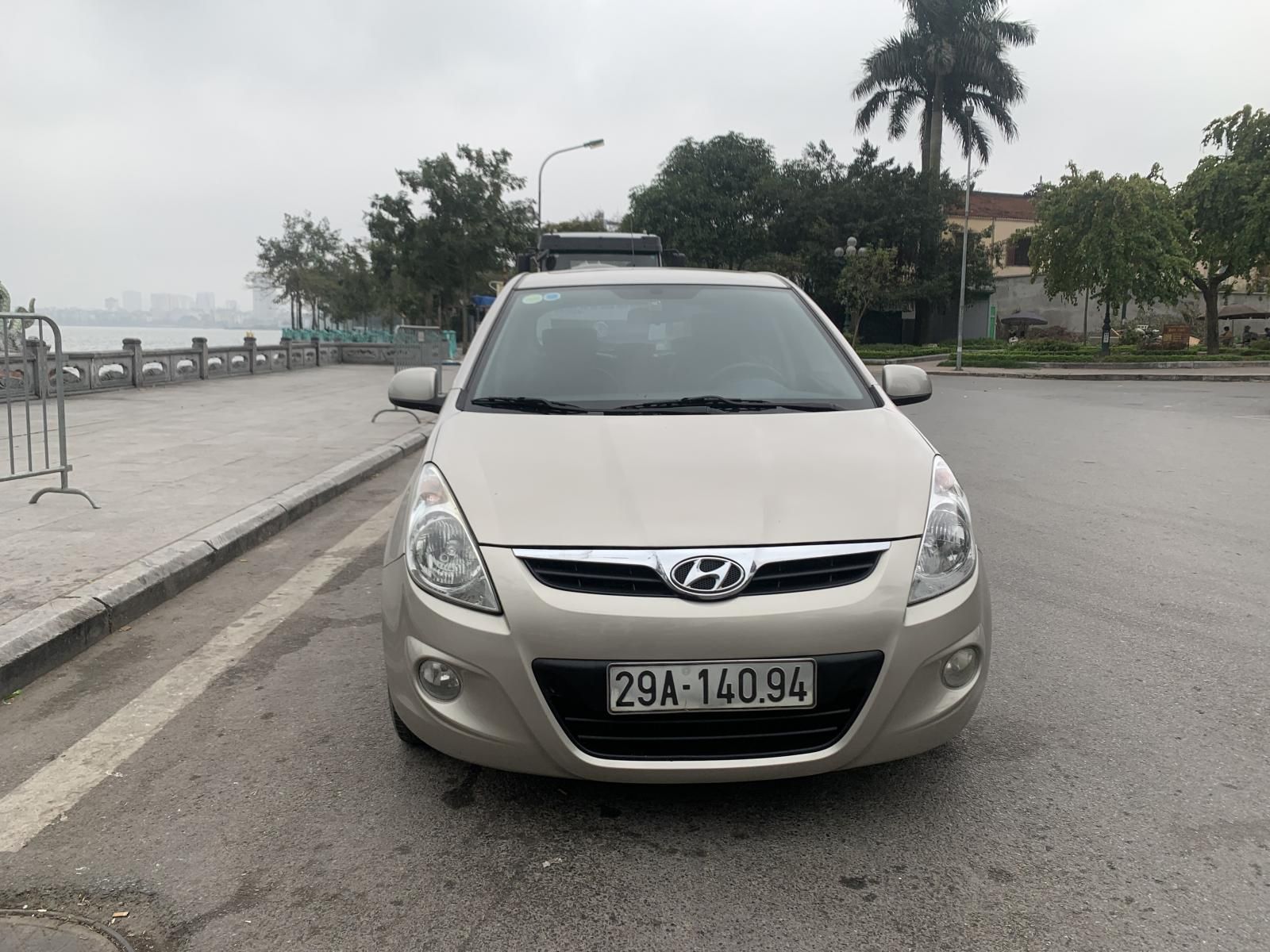 Hyundai i20 2010 - Cần bán gấp Hyundai i20 sx 2010 đk 2011 xe chính chủ giá tốt 268tr.