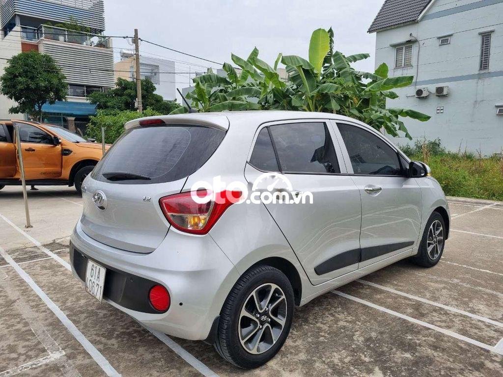 Hyundai Grand i10 2017 - Bán ô tô Hyundai Grand i10 sản xuất 2017, màu bạc