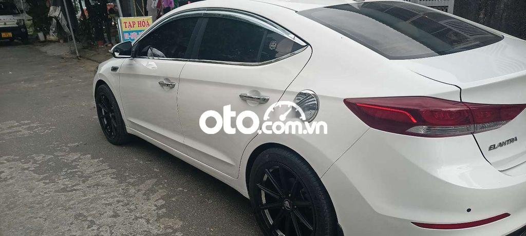 Hyundai Elantra 2018 - Bán xe Hyundai Elantra MT năm sản xuất 2018, màu trắng, xe gia đình sử dụng