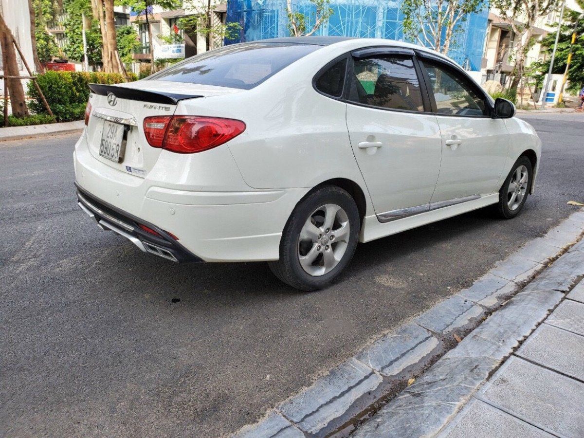 Hyundai Avante 2012 - Bán xe Hyundai Avante 1.6 AT sản xuất 2012, màu trắng xe gia đình