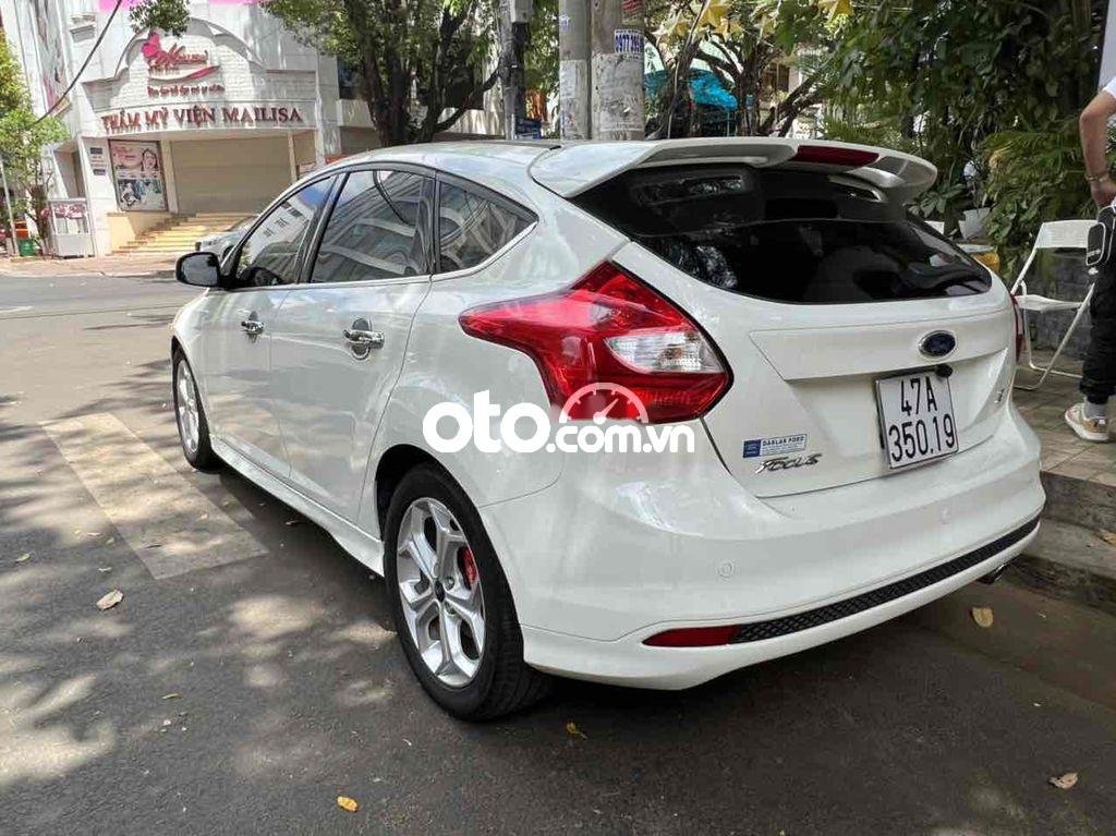 Ford Focus 2015 - Bán xe Ford Focus 2.0L sản xuất năm 2015, màu trắng, giá 470tr