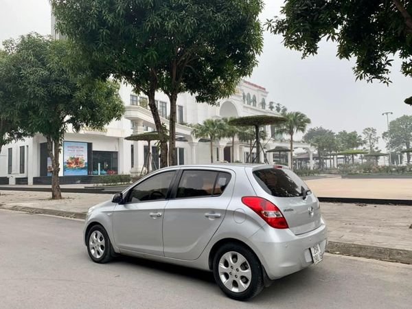 Hyundai i20 2011 - Bán Hyundai i20 sản xuất 2011, màu bạc, xe nhập, giá tốt