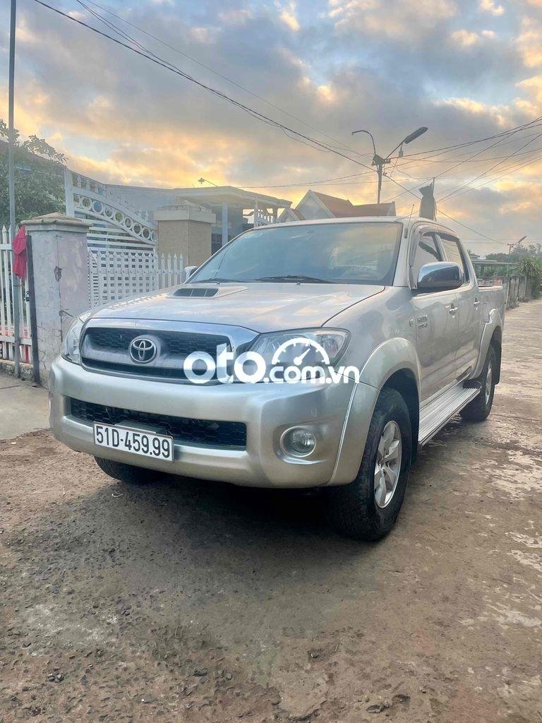 Toyota Hilux 2010 - Bán Toyota Hilux 2.8G 4x4MT năm 2010, màu bạc, nhập khẩu  