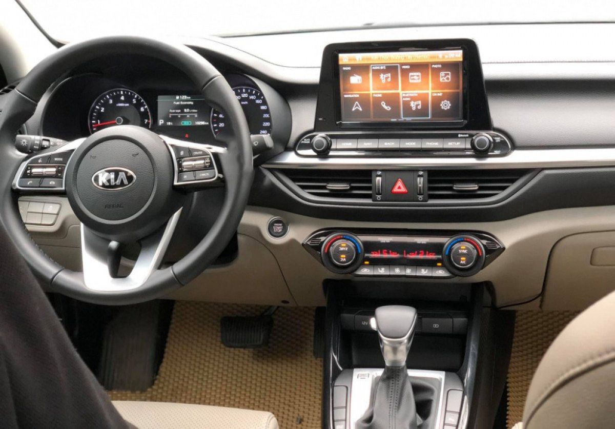 Kia Cerato 2019 - Bán Kia Cerato 1.6AT Luxury sản xuất 2019, màu trắng chính chủ