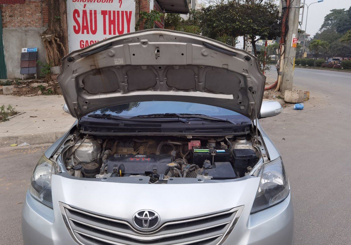 Toyota Vios 2013 - Cần bán Toyota Vios 1.5E MT năm sản xuất 2013, màu bạc xe gia đình