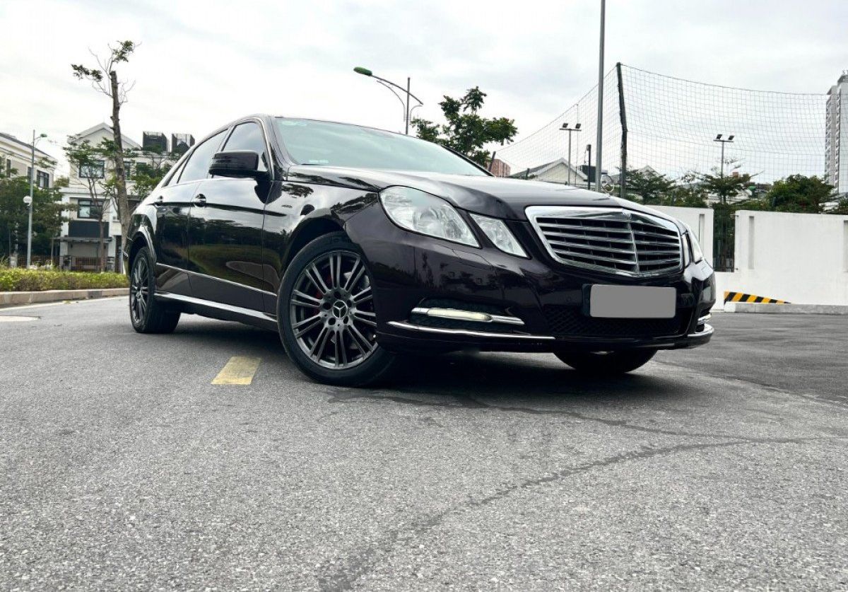 Mercedes-Benz 2011 - Cần bán gấp Mercedes E300 AMG năm sản xuất 2011, màu nâu