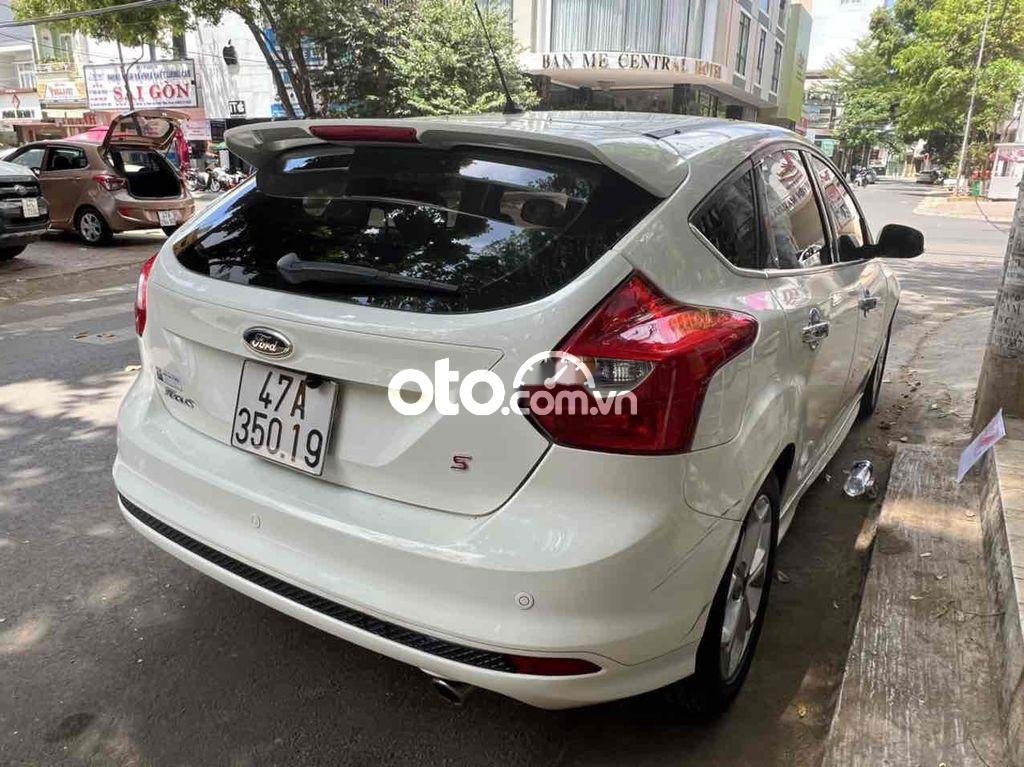 Ford Focus 2015 - Bán xe Ford Focus 2.0L sản xuất năm 2015, màu trắng, giá 470tr