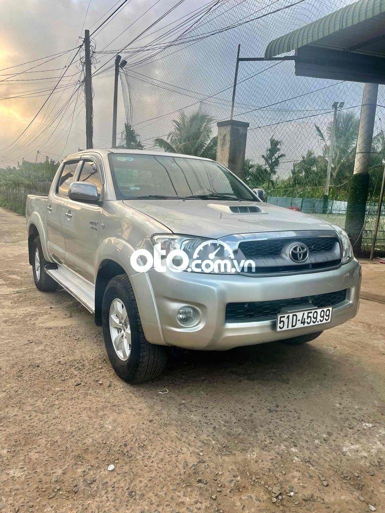 Toyota Hilux 2010 - Bán Toyota Hilux 2.8G 4x4MT năm 2010, màu bạc, nhập khẩu  