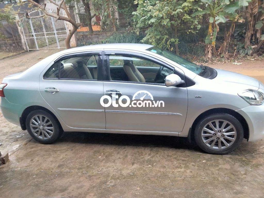 Toyota Vios 2013 - Bán Toyota Vios 1.5E MT sản xuất 2013, màu bạc, giá chỉ 255 triệu