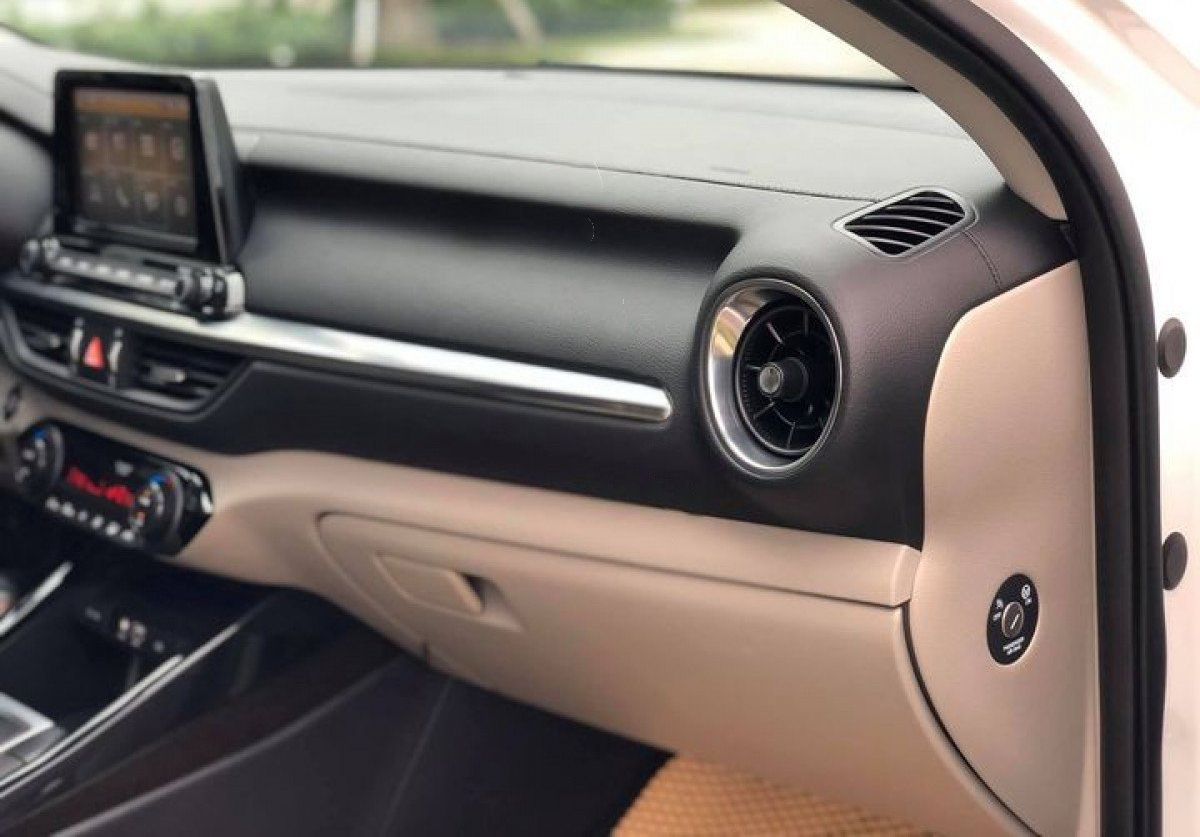 Kia Cerato 2019 - Bán Kia Cerato 1.6AT Luxury sản xuất 2019, màu trắng chính chủ