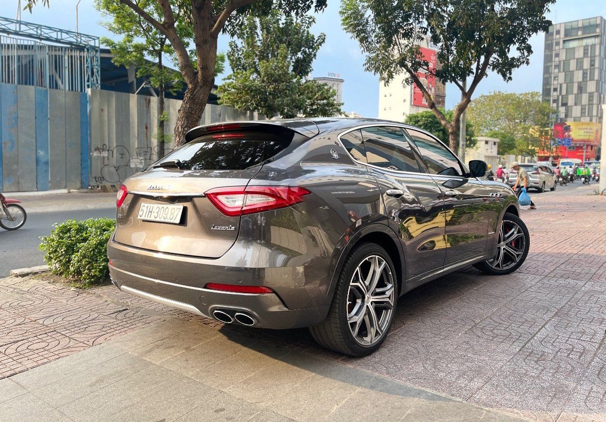 Maserati 2019 - Cần bán lại xe Maserati Levante S năm sản xuất 2019, màu xám, xe nhập