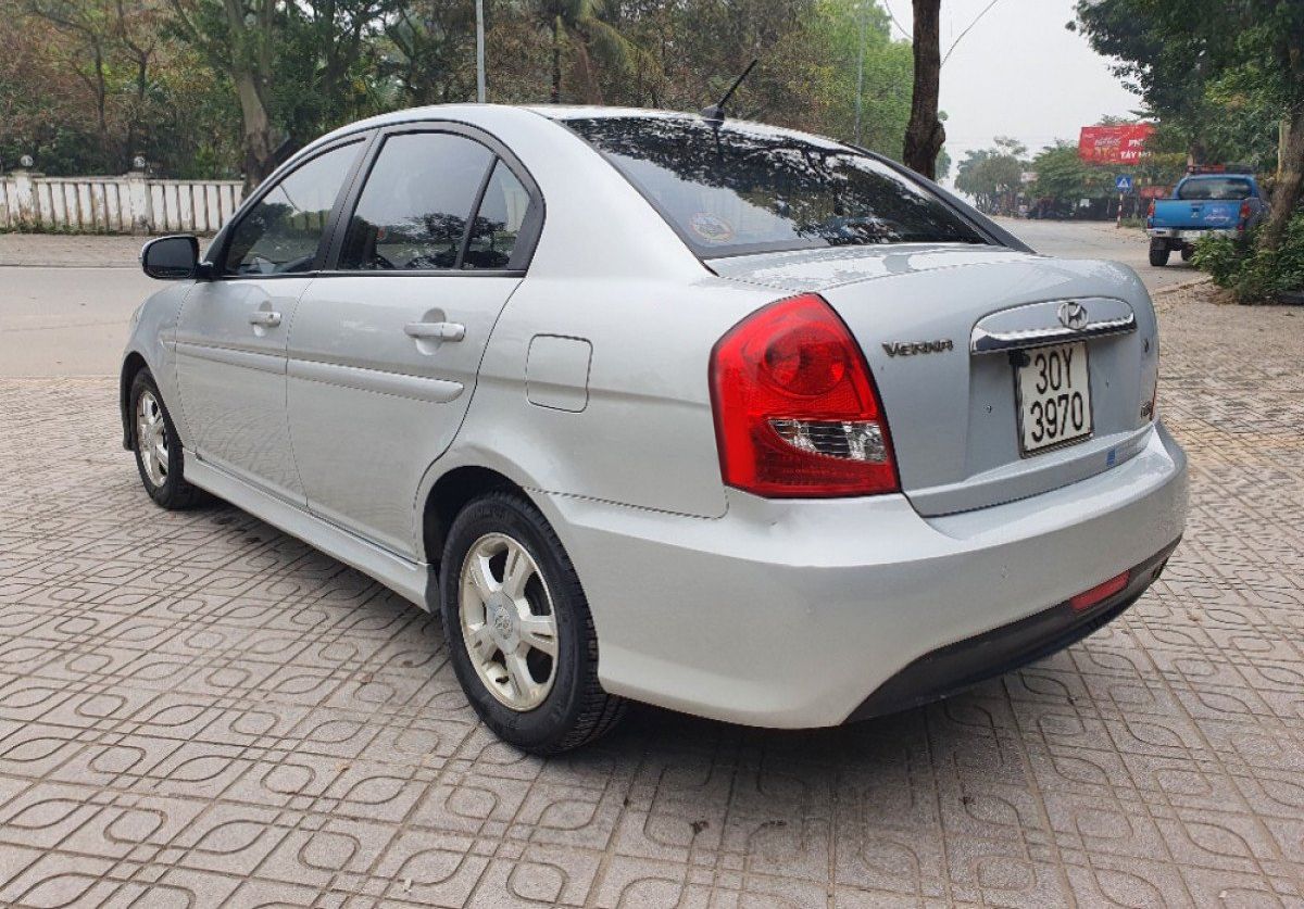 Hyundai Verna 2010 - Cần bán Hyundai Verna năm 2010, màu bạc, nhập khẩu nguyên chiếc số tự động