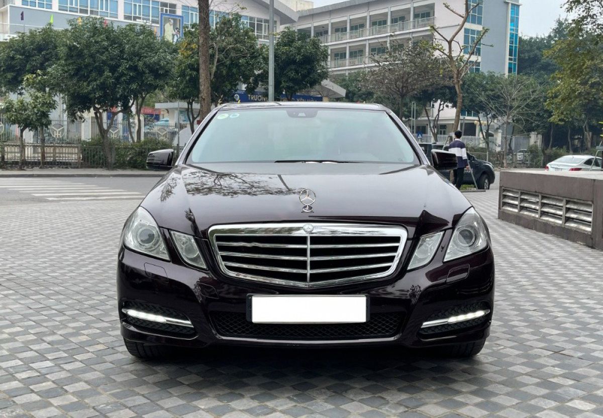 Mercedes-Benz E250 2012 - Bán Mercedes E250 năm sản xuất 2012, màu nâu, 699 triệu