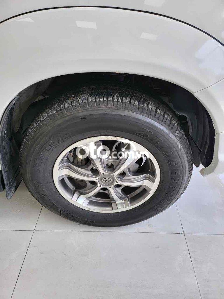 Toyota Fortuner 2011 - Cần bán Toyota Fortuner 2.7V TRD 4x2 năm sản xuất 2011, màu trắng