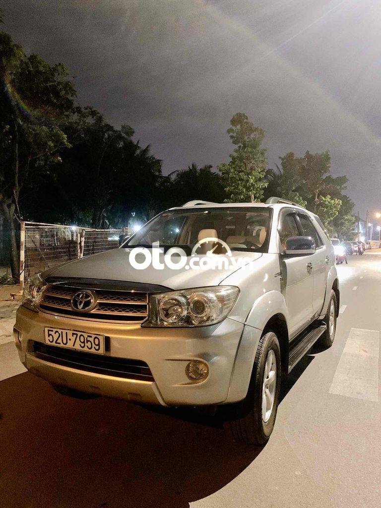 Toyota Fortuner 2010 - Cần bán Toyota Fortuner 2.7V AT sản xuất 2010, màu bạc