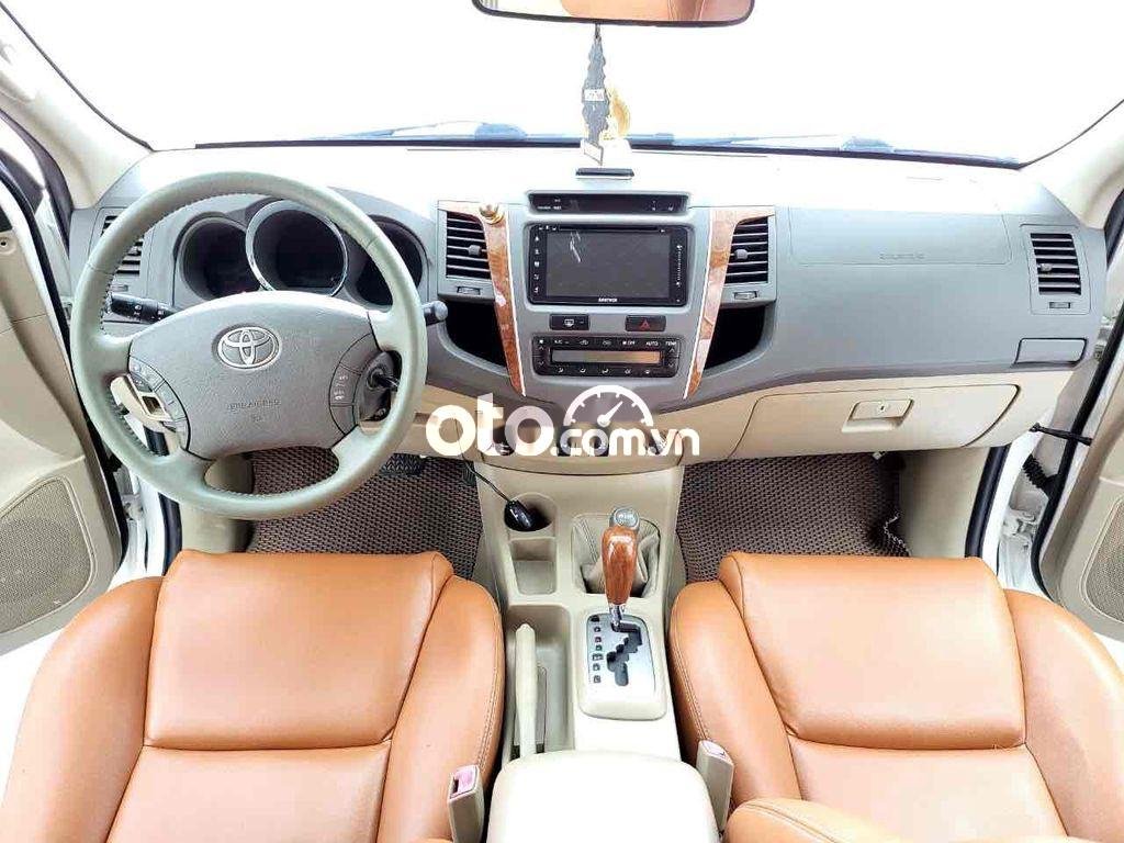 Toyota Fortuner 2011 - Cần bán Toyota Fortuner 2.7V TRD 4x2 năm sản xuất 2011, màu trắng