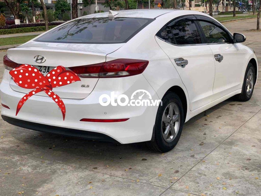 Hyundai Elantra 2017 - Cần bán gấp Hyundai Elantra sản xuất 2017, màu trắng, giá 408tr