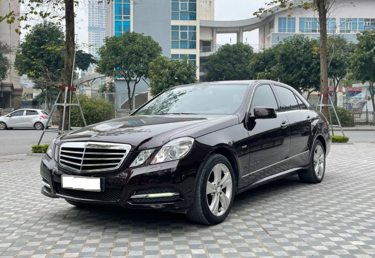 Mercedes-Benz E250 2012 - Bán Mercedes E250 năm sản xuất 2012, màu nâu, 699 triệu