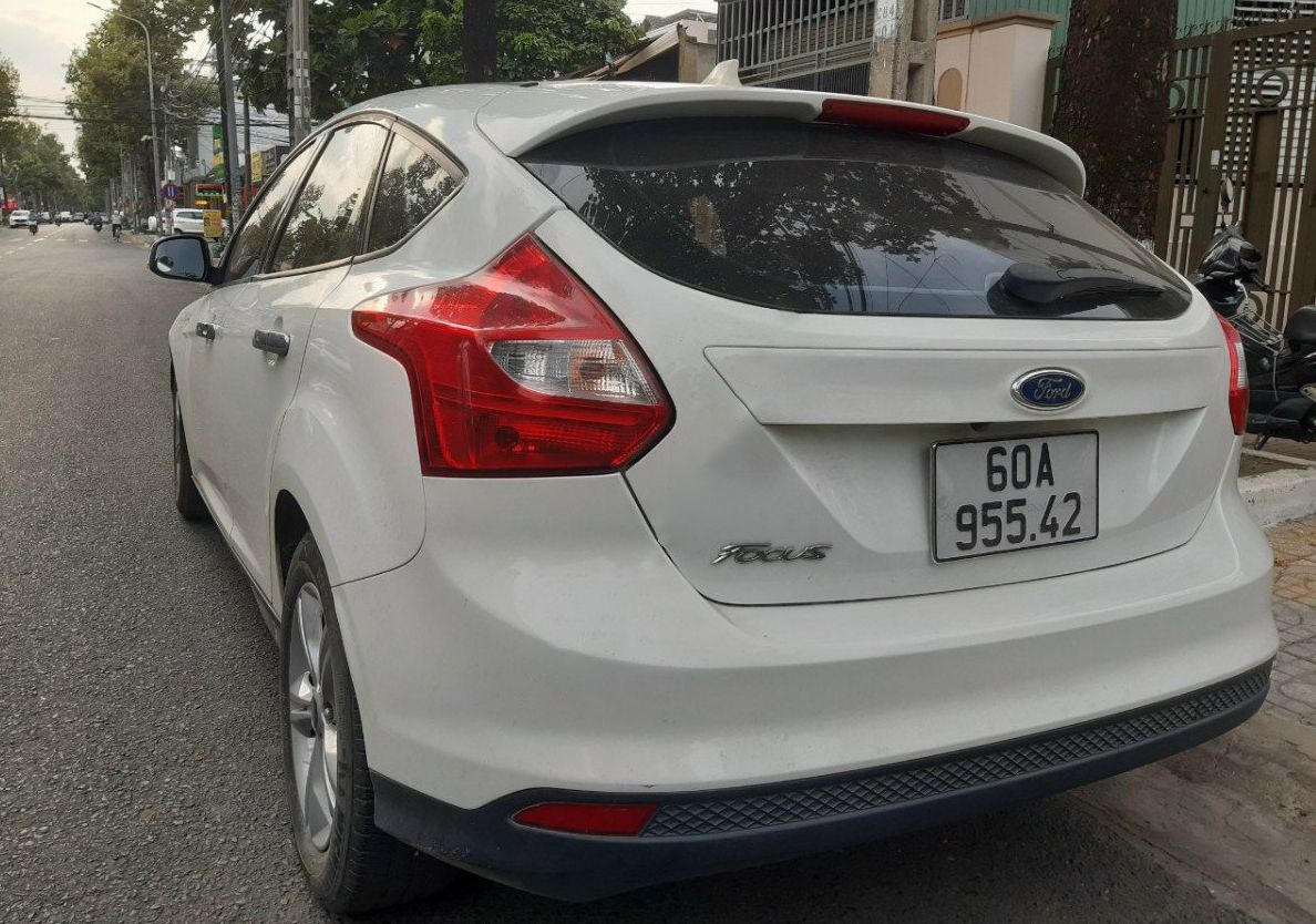 Ford Focus 2015 - Bán ô tô Ford Focus 1.6L sản xuất năm 2015, màu trắng chính chủ