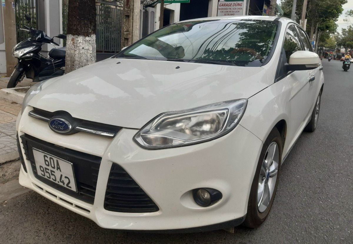 Ford Focus 2015 - Bán ô tô Ford Focus 1.6L sản xuất năm 2015, màu trắng chính chủ