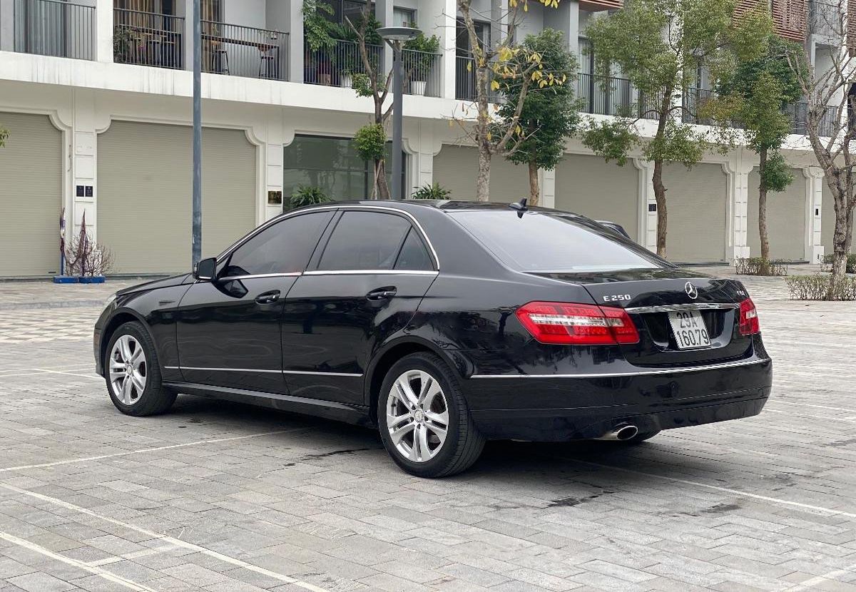 Mercedes-Benz E250 2010 - Cần bán gấp Mercedes E250 năm sản xuất 2010, màu đen, giá tốt