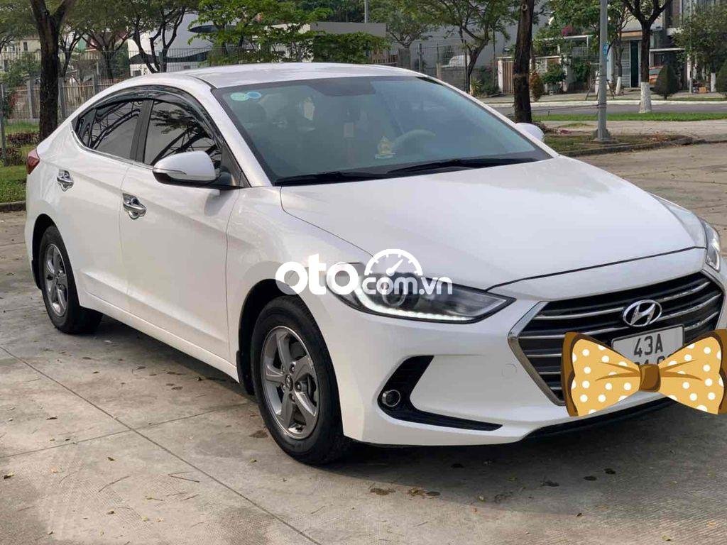 Hyundai Elantra 2017 - Cần bán gấp Hyundai Elantra sản xuất 2017, màu trắng, giá 408tr