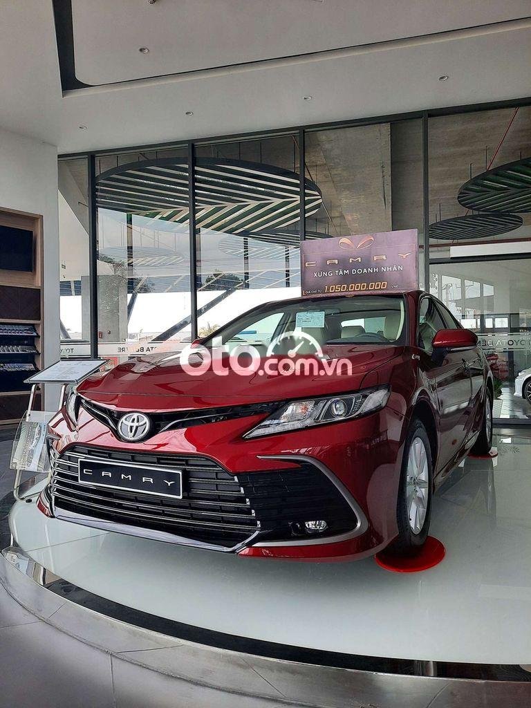 Toyota Camry 2022 - Cần bán Toyota Camry sản xuất 2022, màu đỏ, xe nhập