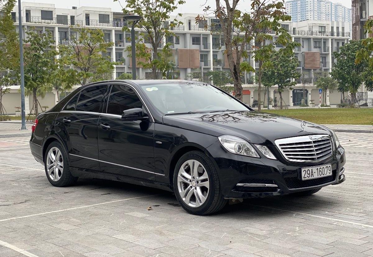 Mercedes-Benz E250 2010 - Cần bán gấp Mercedes E250 năm sản xuất 2010, màu đen, giá tốt