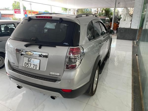 Chevrolet Captiva 2010 - Cần bán Chevrolet Captiva LT 2.4MT sản xuất 2010, màu bạc