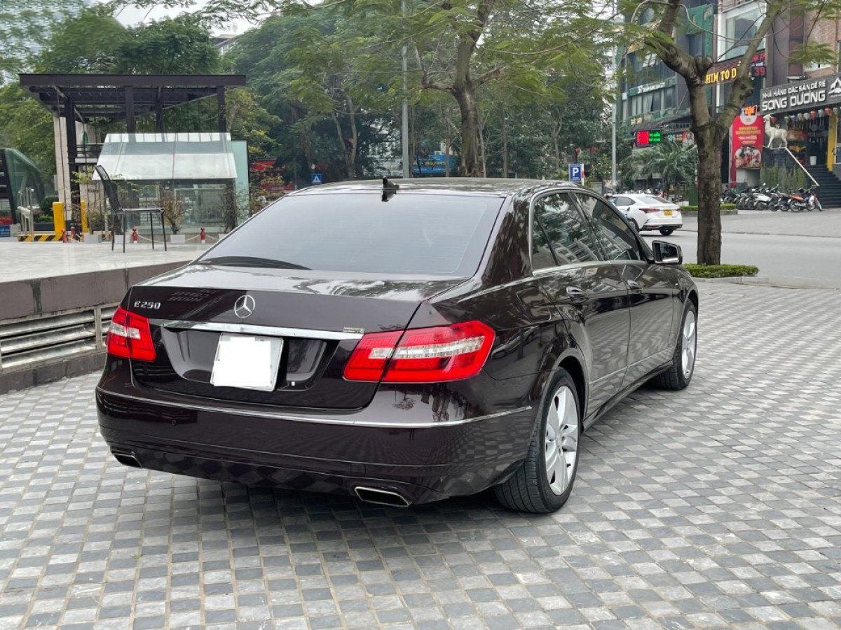 Mercedes-Benz E250 2012 - Bán Mercedes E250 năm sản xuất 2012, màu nâu, 699 triệu