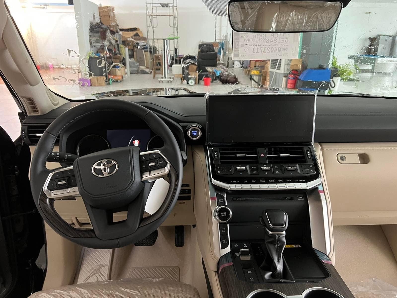 Bán xe Toyota Land Cruiser 3.5 Turbo đời 2022, màu đen, nhập khẩu