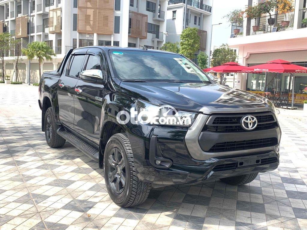 Toyota Hilux 2021 - Xe Toyota Hilux 2.4E 4x2AT năm sản xuất 2021, màu đen, nhập khẩu, giá tốt