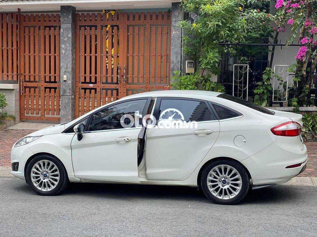 Ford Fiesta 2016 - Cần bán gấp Ford Fiesta 1.6AT sản xuất 2016 xe gia đình