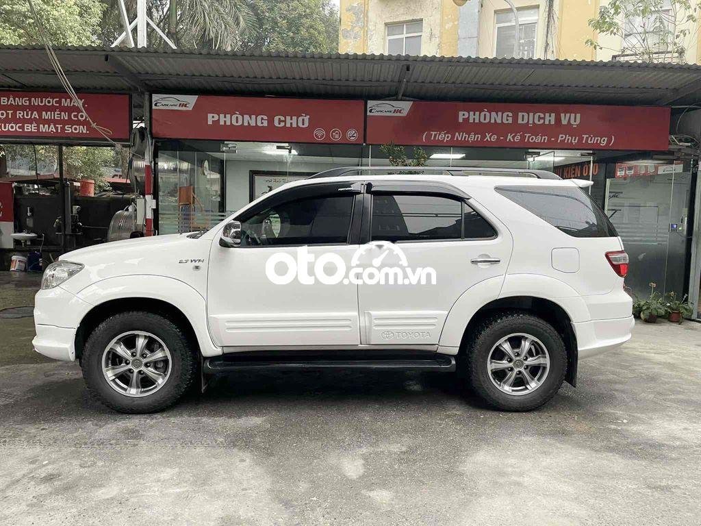 Toyota Fortuner 2011 - Cần bán lại xe Toyota Fortuner 2.7V TRD 4x4 năm sản xuất 2011, màu trắng 