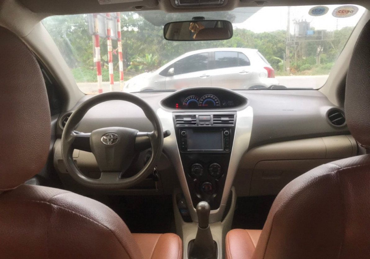 Toyota Vios 2013 - Bán Toyota Vios năm 2013, màu bạc