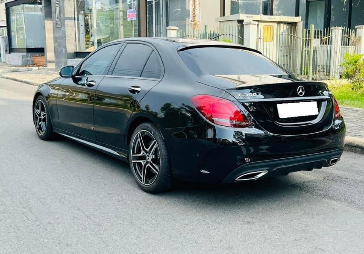 Mercedes-Benz C300 2021 - Bán xe Mercedes-Benz C300 AMG năm sản xuất 2021, màu đen