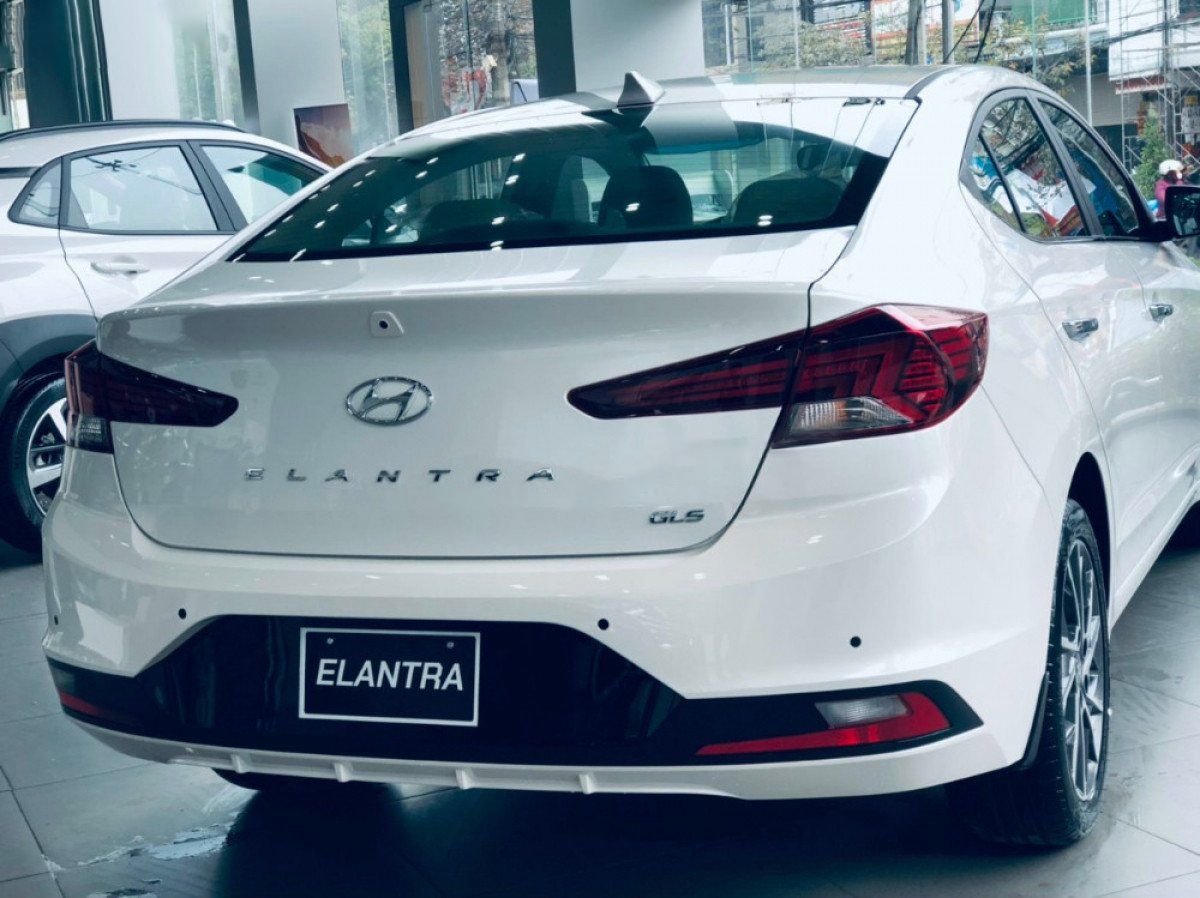 Hyundai Elantra 2022 - Cần bán xe Hyundai Elantra 2.0 AT sản xuất 2022, màu trắng