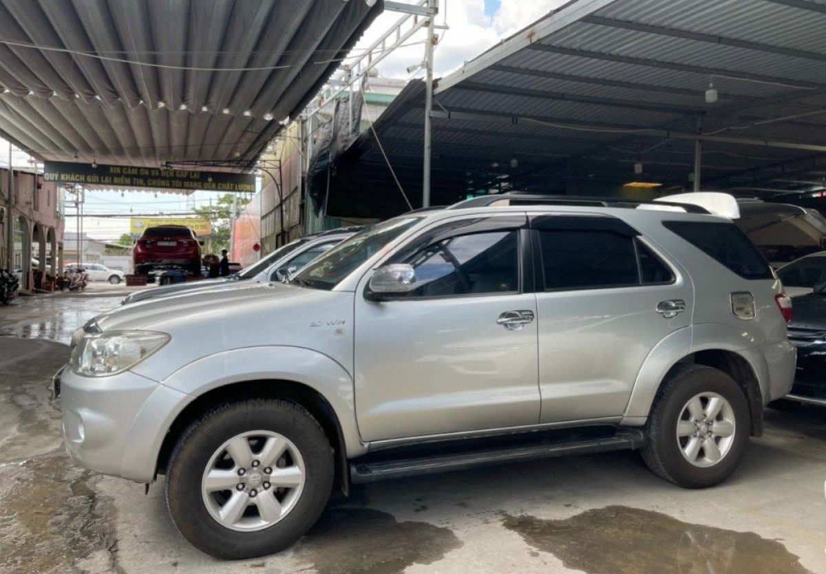 Toyota Fortuner 2010 - Bán Toyota Fortuner 2.7V 4x4 AT năm sản xuất 2010, màu bạc, giá chỉ 426 triệu