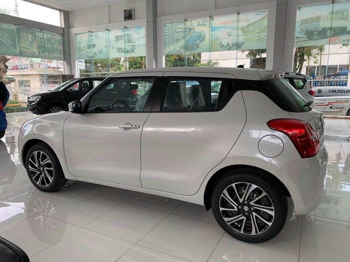 Suzuki Swift 2021 - Bán xe Suzuki Swift đăng ký 2021 nhập khẩu nguyên chiếc giá chỉ 620tr