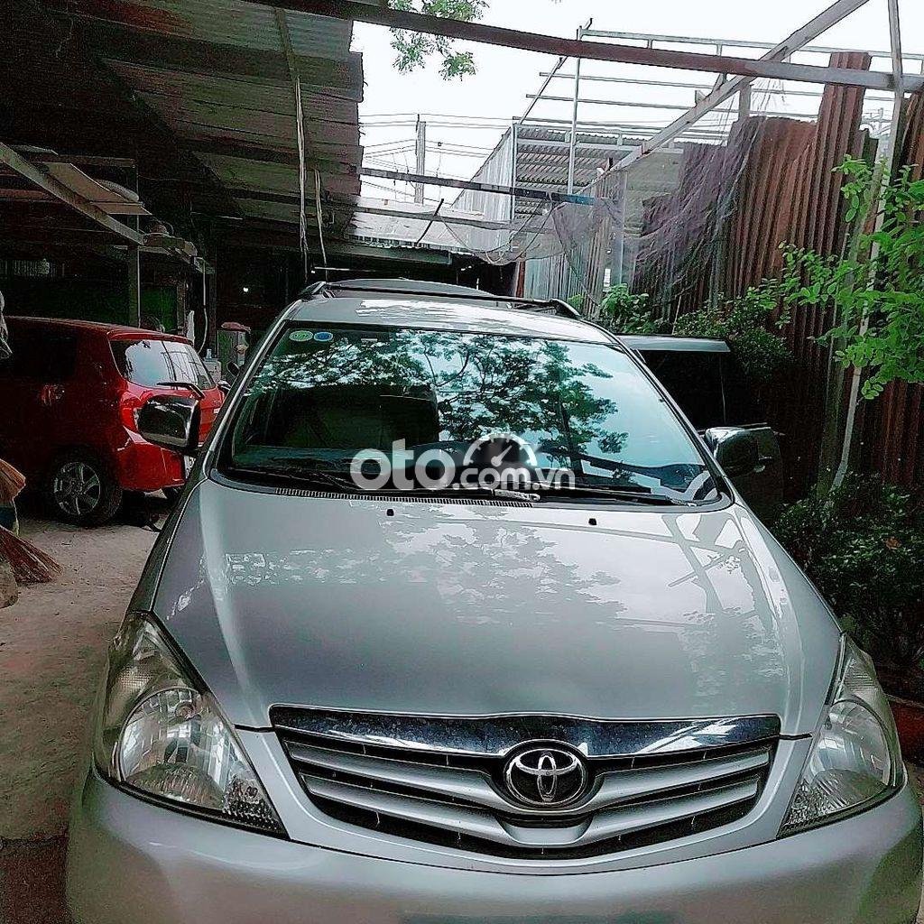 Toyota Innova 2010 - Bán xe Toyota Innova năm 2010, màu bạc, giá 285tr