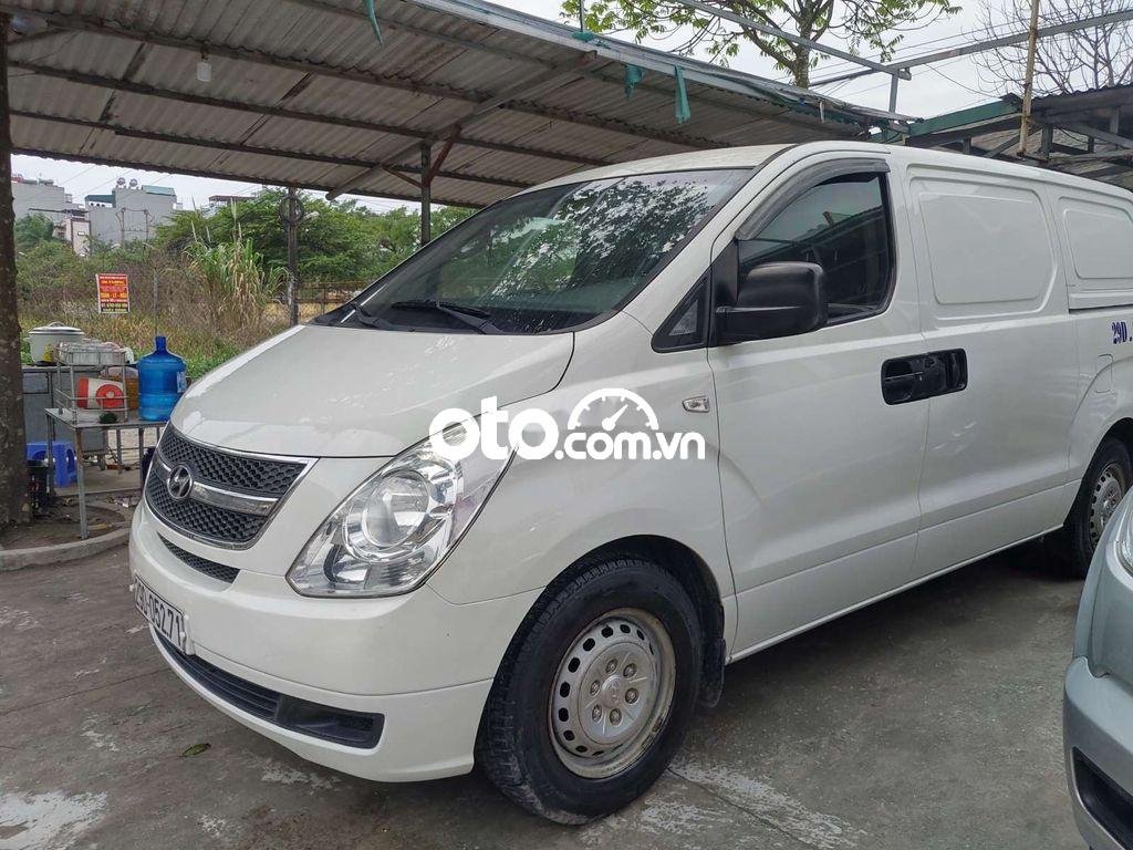 Hyundai Grand Starex 2011 - Bán xe Hyundai Grand Starex CVT sản xuất năm 2011, màu trắng, xe nhập số tự động, giá 392tr