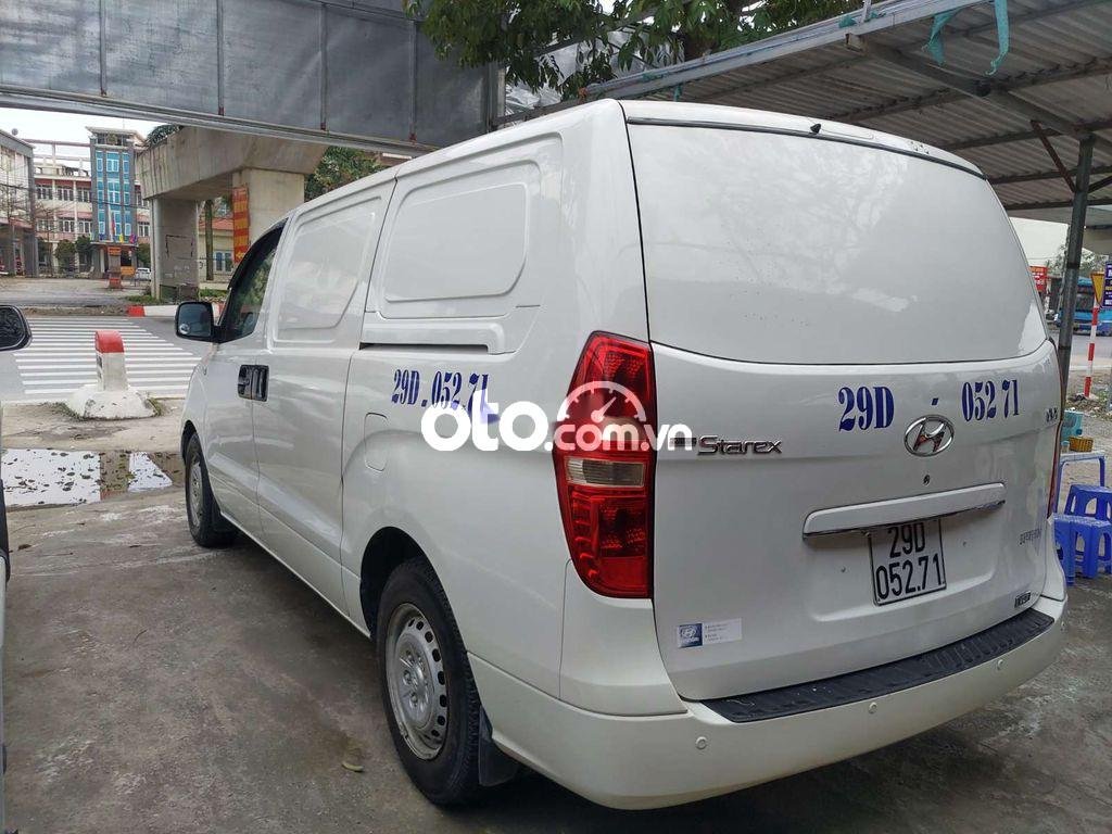 Hyundai Grand Starex 2011 - Bán xe Hyundai Grand Starex CVT sản xuất năm 2011, màu trắng, xe nhập số tự động, giá 392tr