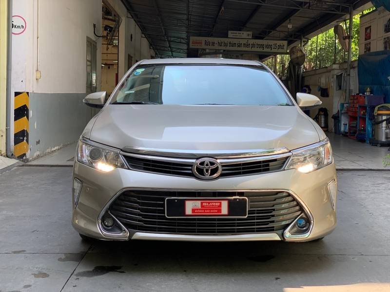 Toyota Camry 2015 - Bán Toyota Camry 2.5Q năm 2015, màu vàng, 800 triệu