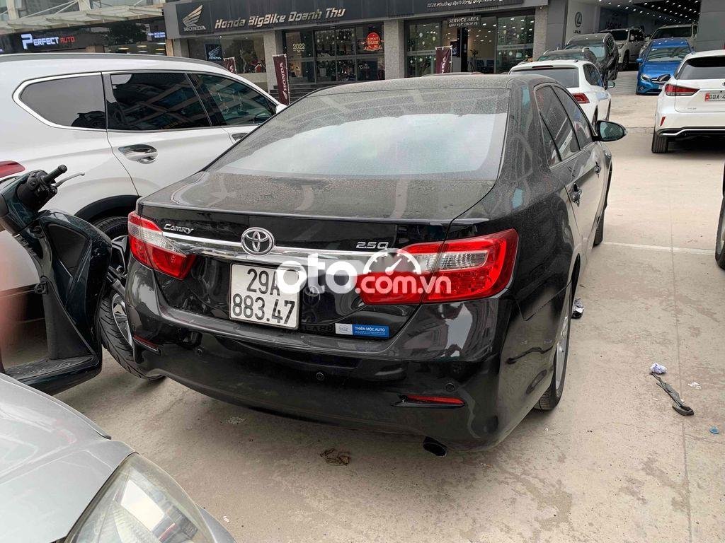 Toyota Camry 2013 - Bán Toyota Camry 2.5Q sản xuất năm 2013, màu đen, giá 650tr