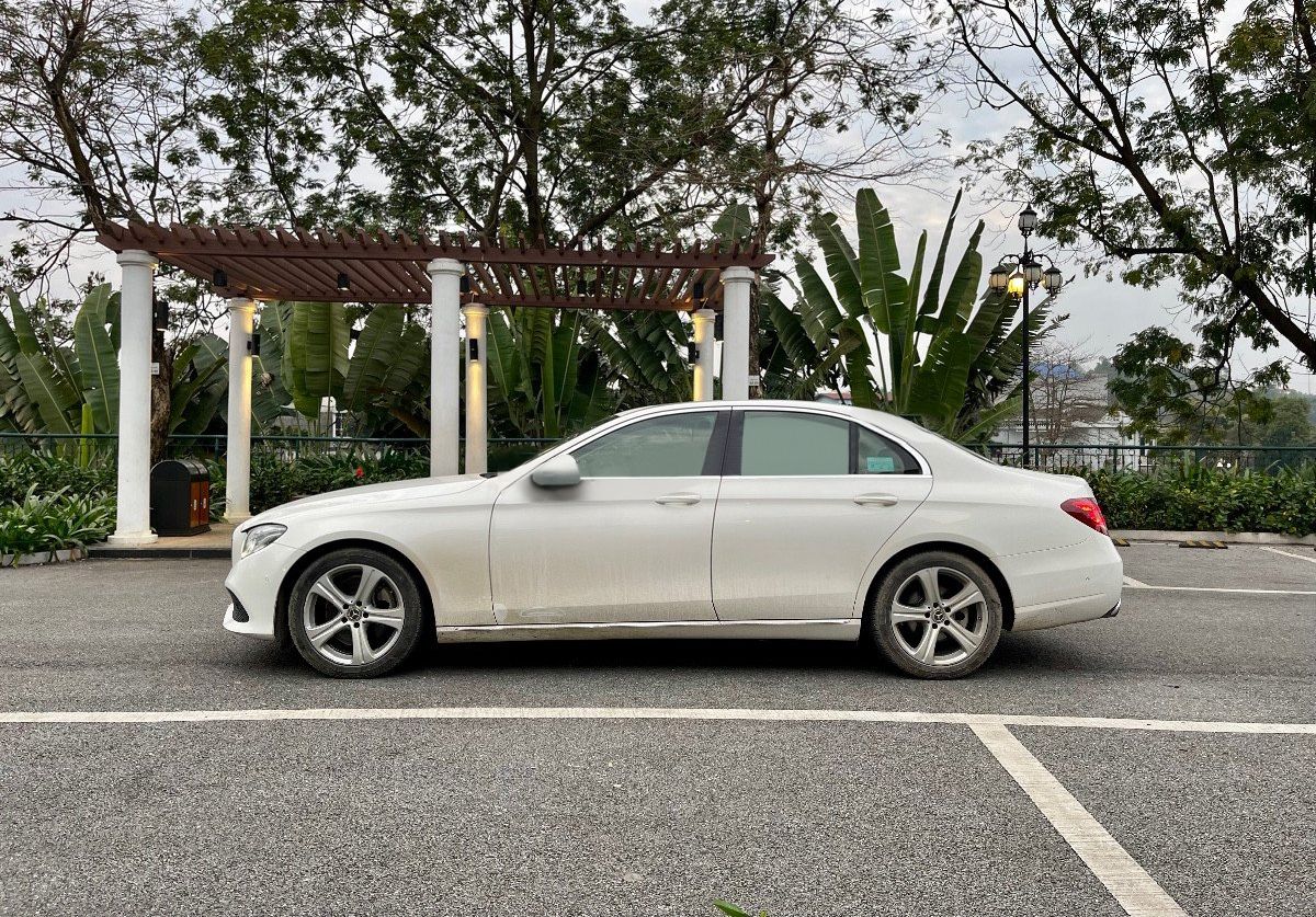 Mercedes-Benz E250 2018 - Cần bán xe Mercedes E250 năm sản xuất 2018, màu trắng